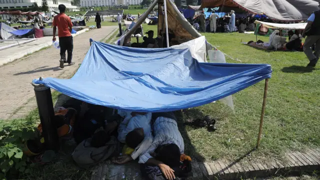 اسلام آباد کی انتظامیہ نے پولیس کے تازہ دم دستے پارلیمنٹ کے باہر پہنچا دیے ہیں۔