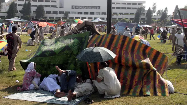 کچھ دیر مظاہرین اور پولیس اہلکاروں میں جھڑپوں میں کمی آئی تھی لیکن تازہ دم دستوں کی آمد کے ساتھ جھڑپوں میں دوبارہ شدت آئی ہے۔