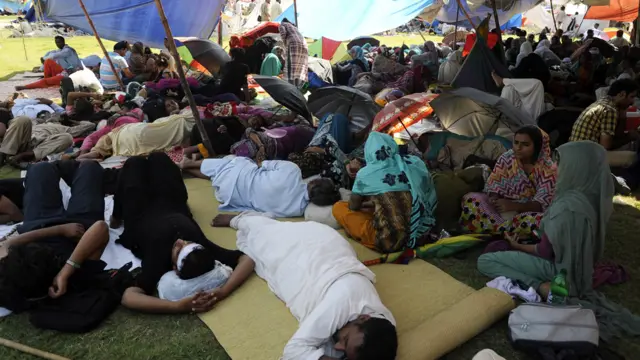 وفاقی وزیر اطلاعات پرویز رشید کا کہنا ہے کہ جھڑپوں کو وہ ہی ختم کرسکتے ہیں جنھوں نے اس کا آغاز کیا تھا۔