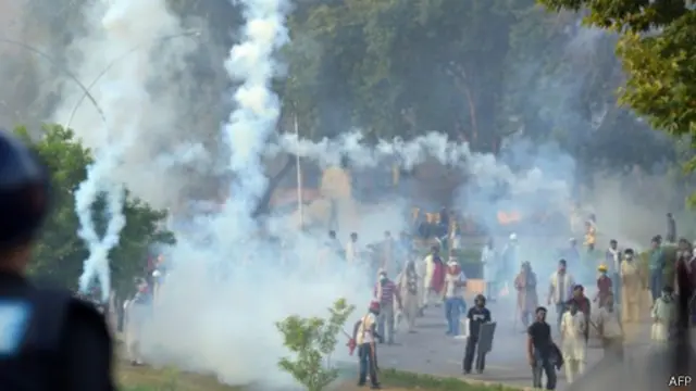 巴基斯坦警方与抗议者之间的冲突至少造成一人死亡，三百人受伤