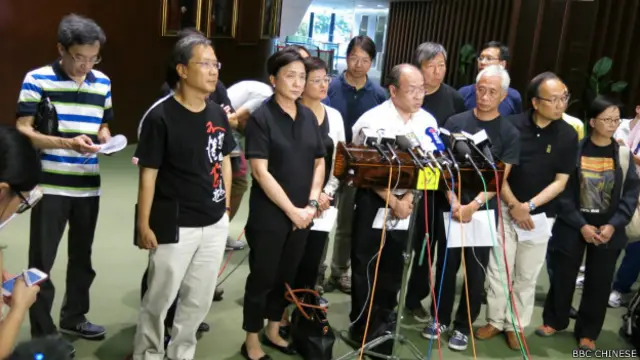香港立法会议员对人大常委会的决定感到失望，称将联手否决“根据人大常委决定”提出的政改框架。
