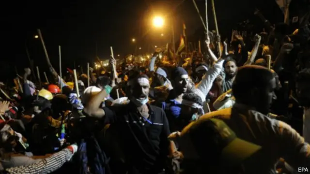 රාත්‍රිය පුරා අගමැති නිල නිවස අසල උද්ඝෝෂණයේ යෙදුණු පිරිස් 