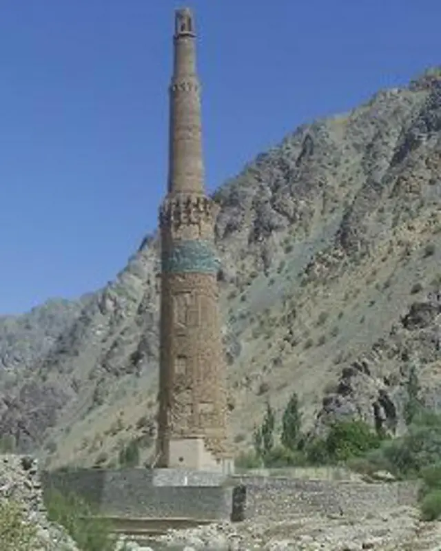 منار جام با ۶۴ متر ارتفاع، و ۸۰۰سال قدمت، کهن سال‌ترین منار آجری جهان و شاهکاری از دوره دودمان غوریان است