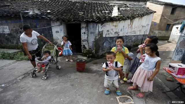 चीन में सात भाई बहनों वाला एक परिवार