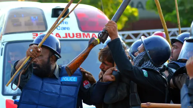 وزیراعظم کے ترجمان کی جانب سے جاری کردہ بیان میں بتایا گیا تھا کہ اسلام آباد میں پرتشدد کارروائیوں میں انفرادی سطح پر لوگ ملوث ہیں