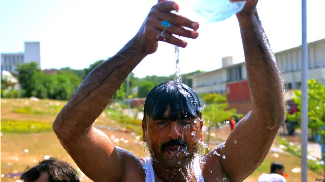 پارلیمنٹ کے احاطے میں موجود مظاہرین نے خیمے ڈال لیے ہیں جہاں وہ کھلِ عام غصل کرتے ہوئے نظر آرہے ہیں۔