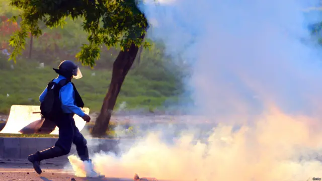 مظاہرین ایک بار پھر ٹولیوں کی شکل میں وزیرِ اعظم ہاؤس کی طرف جانے کی کوشش کر رہے ہیں جنھیں روکنے کے لیے پولیس آنسو گیس کا استعمال کر رہی ہے