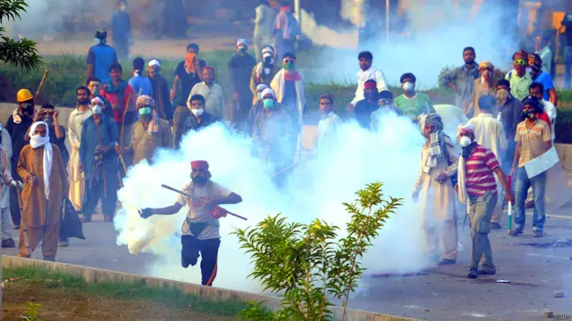 پولیس مظاہرین کو پیچھے دھکیلنے کے لیے بھاری مقدار میں آنسو گیس کا استعمال کر رہی ہے۔