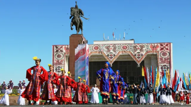 Кыргызстан өз алдынча түндүк көтөргөн эгемен өлкө. Бүгүн "ошол эң кубандырганы, кыйынчылыкты аманчылык жеңет", - деген сөздөр жалпы журтта жаңырды.
