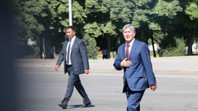 Президент Алмазбек Атамбаев эгемендүүлүк күнүндө адаттагыдай эле элге кайрылуу жасады. Бирок ал бул жолу өлкөдөгү саясий, экономикалык кризиске кеңири токтолуп,  өлкөнү бөлүп-жаргысы келген ички, сырткы күчтөр бар деди. Апрель айында Өзбекстандын түштүк региондорго газ берүүнү токтотконун президент “коңшулар газды өчүрүп, элибизди сынап жатат. Айрым сасык саясатчылар ага сүйүнүп жатышат”, -  деп баалады.
