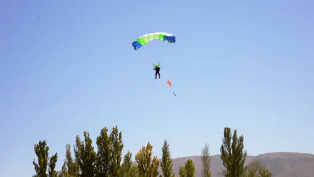 Мото сүйүүчүлөр желекти парашютчуларга узатып, кыргыз туусу бүгүн асманда да желбиреди. 