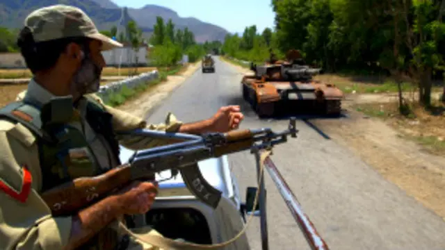 نامعلوم افراد نے ایک سائیکل پر دھماکہ خیز مواد نصب کر کے اسے اسمگلی روڈ پر ایک دکان کے قریب کھڑا کیا تھا