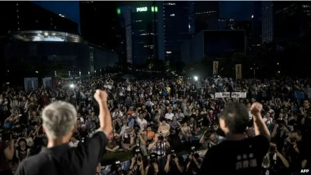 Ini akhir dari dialog," kata Benny Tai (kanan) kepada massa.