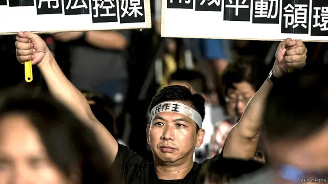 Manifestantes con pancartas durante las protestas en Honk Kong