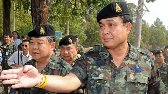 Генерал Прают (справа)