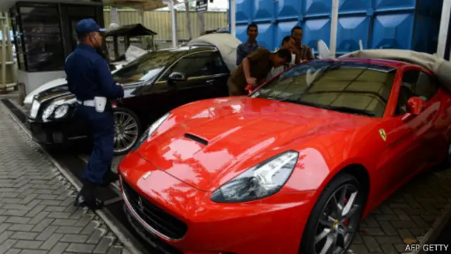 Sejumlah mobil mewah milik Wawan menjadi perhatian publik.