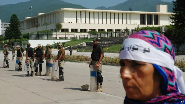 संसद की सुरक्षा करते अर्ध सैनिक बल