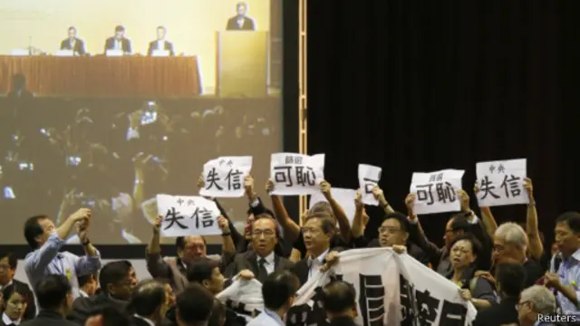 قانونگذاران و دموکراسی‌خواهان هنگ کنگی اعتراض آشکار خود را به تغییر قانون انتخابات از سوی چین نشان دادند