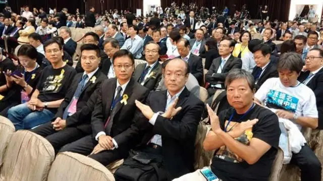 泛民主派议员在李飞香港政改简介会上展示抗议手势（BBC中文网图片1/9/2014）