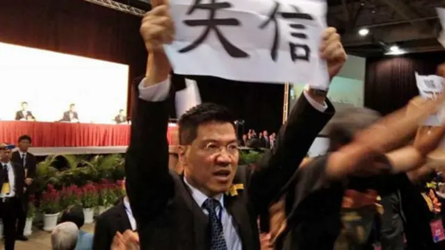 Dân biểu Gary Fan Kwok-wai giương biểu ngữ phản đối trước bài phát biểu của ông Lý Phi