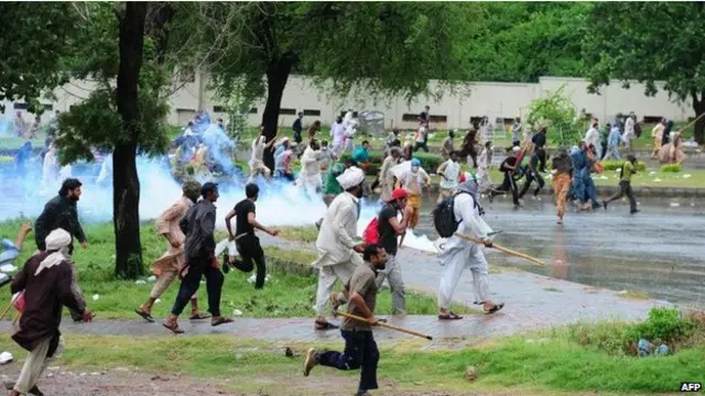 पाकिस्तान में प्रदर्शन जारी