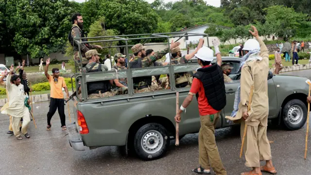 ریڈ زون میں مظاہرین کی جانب سے وزیر اعظم ہاؤس کی جانب پیشقدمی کو روکنے پر جھڑپوں میں اب تک تین افراد ہلاک اور 560 سے زیادہ افراد زخمی ہوئے ہیں جن میں 73 سکیورٹی اہلکار شامل ہیں۔