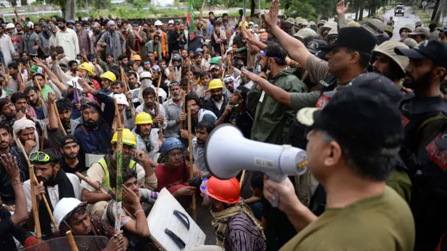 فوجی افسران بار بار میگافون پر اعلانات کر کے مظاہرین کو پیچھے ہٹنے کا کہتے رہے۔ 