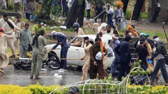 صبح کے وقت پولیس کی نفری کم ہونے کا فائدہ اٹھاتے ہوئے مظاہرین نے ایک بار پھر وزیر اعظم ہاؤس کی جانب پیش قدمی کرنے کی کوشش کی۔