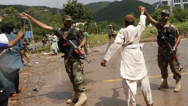 اعلانات کر کے کیبینیٹ ڈویژن اور پارلیمنٹ کے احاطے میں موجود مظاہرین کو پاک سیکریٹیریٹ پہنچنے کا کہا جا رہا ہے۔