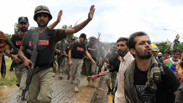 اسلام آباد ریڈ زون میں مظاہرین کی جانب سے مائیکرو فون پر اعلان کیے جا رہے ہیں کہ مظاہرین پاک سیکریٹیریٹ تک پہنچ گئے ہیں۔