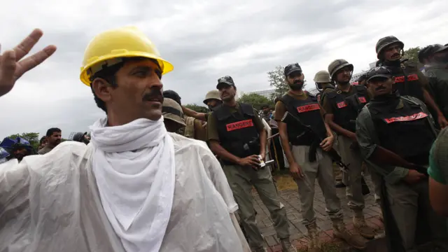 اسلام آباد ریڈ زون میں مظاہرین نے پاک سیکریٹیریٹ کا گیٹ توڑ کر اندر داخل ہو گئے ہیں جبکہ رینجرز اور فوج کی جانب سے اعلانات کیے جا رہے ہیں کہ مظاہرین آگے نہ بڑھیں۔