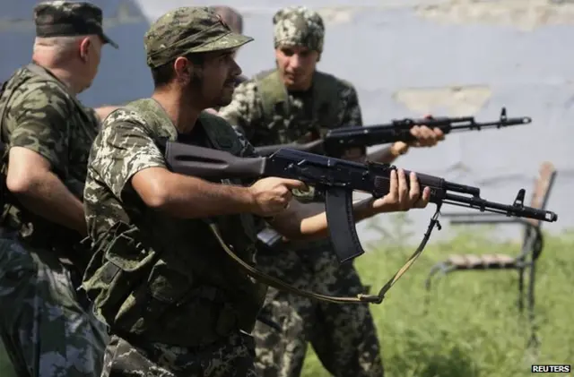 Angel Davilla-Rivas (centro) y Rafa Muñoz Pérez (derecha) en Donetsk.