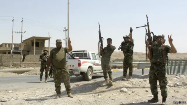 قوات من الجيش العراقي ومتطوعون شيعة يعبرون عن فرحة بـ "انتصارهم" بدخول بلدة آمرلي.