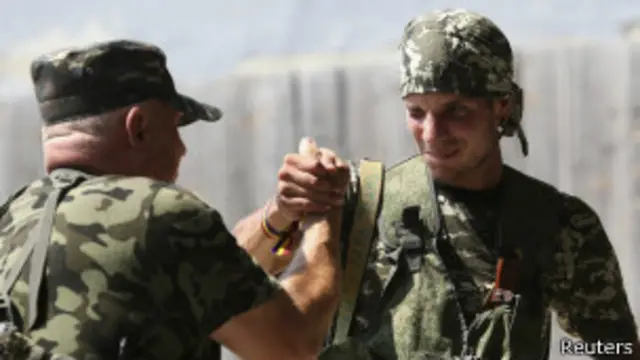 Muñoz Pérez bromea con su instructor en una base de los separatistas prorrusos en Donetsk.