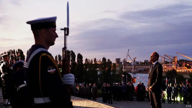 Дональд Туск возлагает венки к мемориалу на Вестерплатте