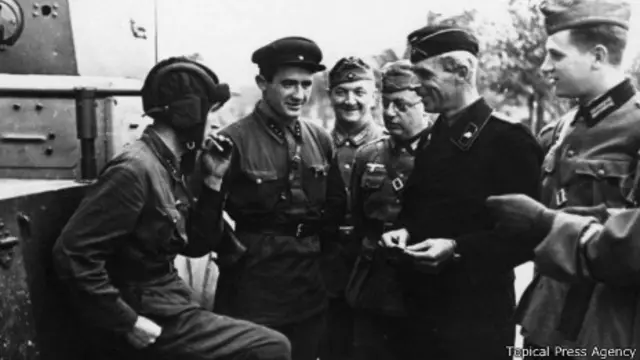 Hồng quân Liên Xô và phát-xít Đức vui cười sau trận đánh chia cắt Ba Lan