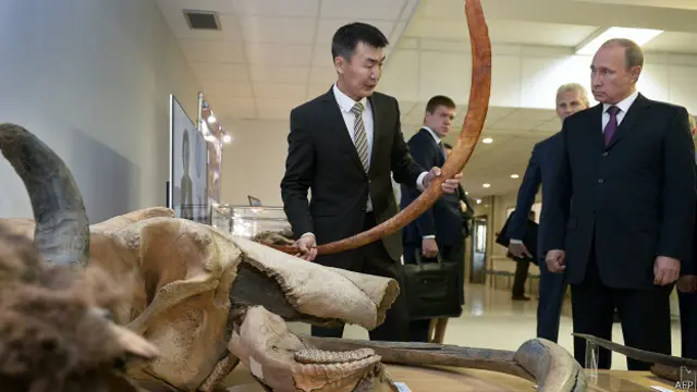 Путин в музее мамонта