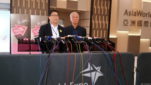 “占领中环”发起人陈健民（左）与朱耀明（右）会见记者（BBC中文网图片1/9/2014）