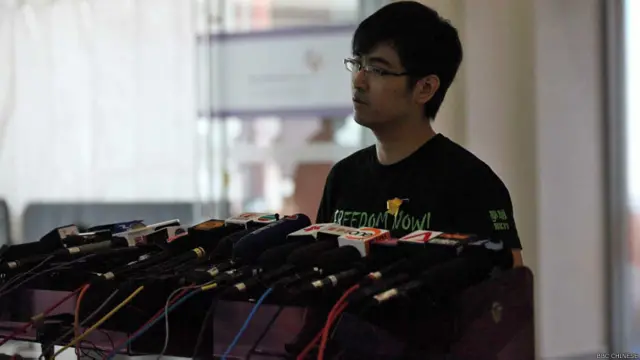 香港专上学生联会秘书长周永康会见记者（BBC中文网图片1/9/2014）