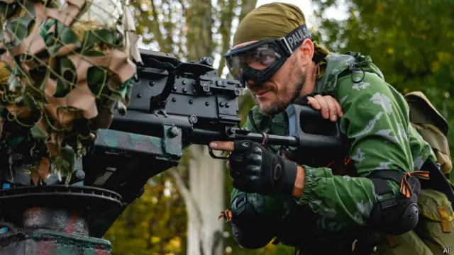 Пророссийский ополченец готовится к атаке на аэропорт Донецка (фото 31 августа)