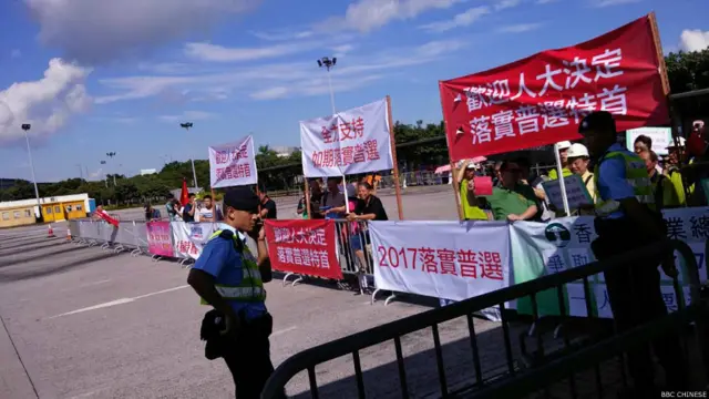 亲北京社团的示威者面向民主派示威者叫喊（BBC中文网图片1/9/2014）