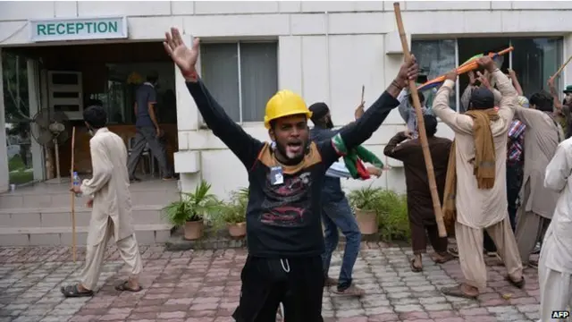 巴基斯坦示威者冲击国营电视台