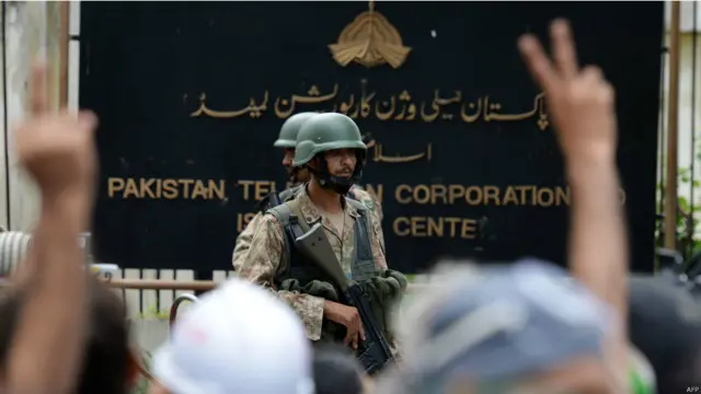 اس موقعے پر فوج بلا لی گئی جس نے مظاہرین کو ٹیلی ویژن کی عمارت سے باہر نکالنے کے لیے دس منٹ کی مہلت دی۔ 