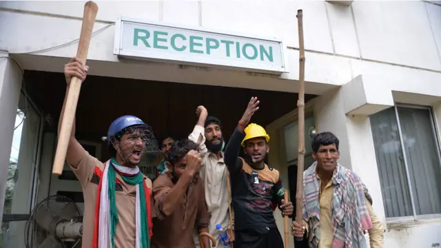 مظاہرین نے ہاتھوں میں ڈنڈے اٹھا رکھے تھے اور وہ نعرہ بازی کر رہے تھے۔