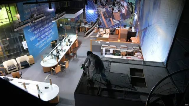 مظاہرین نے سٹوڈیوز پر بھی قبضہ کر لیا جس سے پی ٹی وی نیوز اور پی ٹی وی ورلڈ کی نشریات بند ہو گئیں اور ٹیلی ویژن کی سکرین سیاہ ہو گئی۔