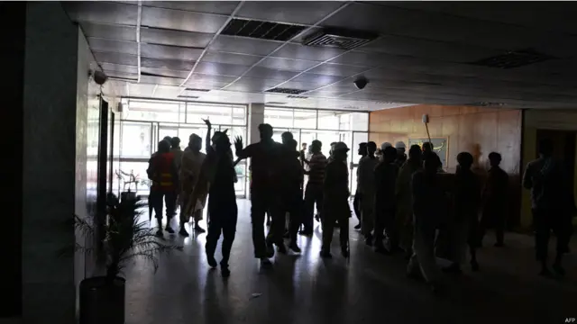 مظاہرین ٹیلی ویژن کی عمارت کی سکیورٹی پر قابو پا کر اور رکاوٹیں عبور کرتے ہوئے عمارت کے اندر پہنچ گئے۔ 