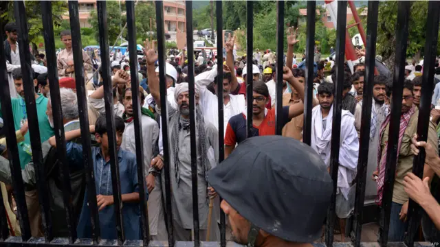 پیر کے روز اسلام آباد میں جاری بحران میں اس وقت ڈرامائی تبدیلی واقع ہو گئی جب پاکستان عوامی تحریک اور تحریکِ انصاف کے کارکنوں نے پاکستان ٹیلی ویژن کی عمارت پر دھاوا بول دیا۔ 