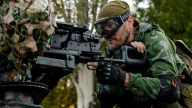 روسیې بیا بیا د اوکراین او لوېدیځ هغه تورونه رد کړي دي چې ګواکې دوی یاغیانو ته سرتیري او وسله ورکوي.