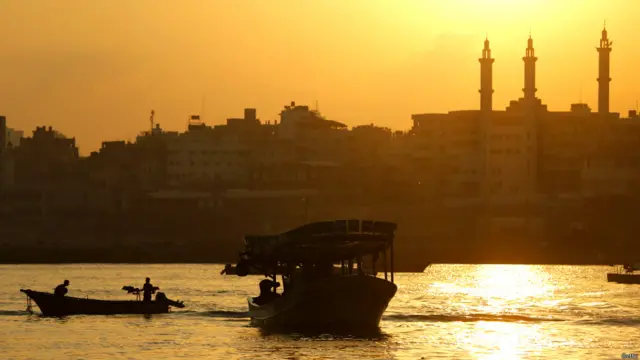 ِخوراک کی کمی کے باعث زیادہ تر لوگوں نے سمندر کا رخ کیا ہے جہاں صبح سے شام تک لوگ مچھلیاں پکڑنے میں مصروف رہتے ہیں۔