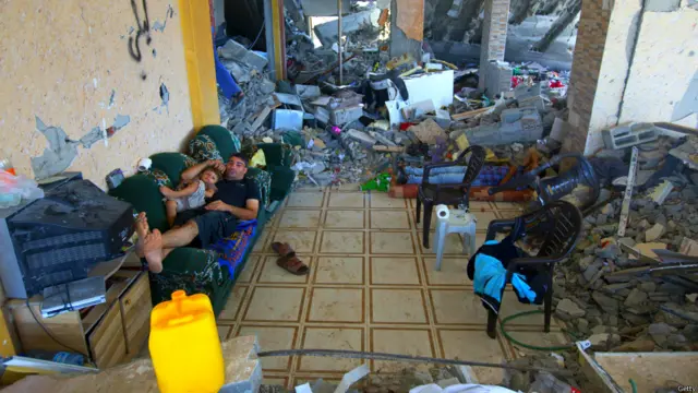 ان تباہ شدہ مکانات میں لوگوں کے لیے اب آرام کرنے کے علاوہ کچھ زیادہ باقی نہیں رہا۔ 